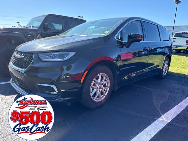2023 Chrysler Pacifica Touring L — photo 1 of 2
