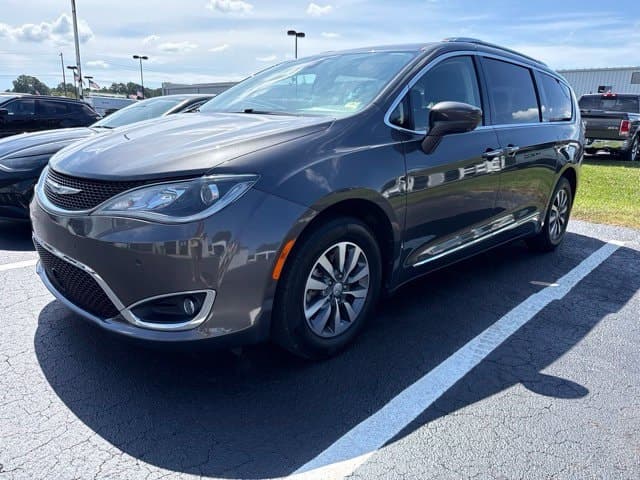 2020 Chrysler Pacifica Touring L Plus — photo 1 of 2