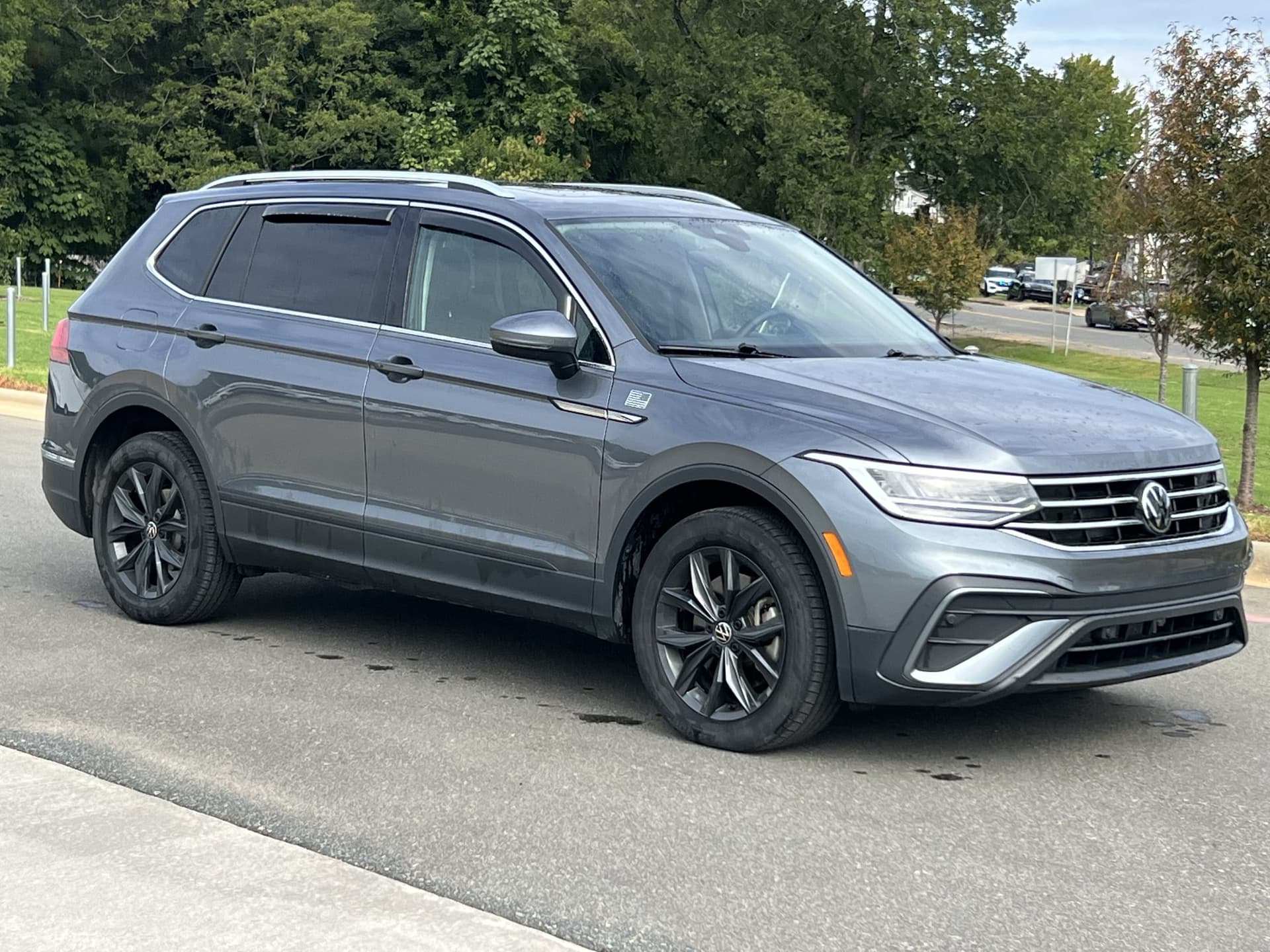 2024 Volkswagen Tiguan SE — photo 1 of 33