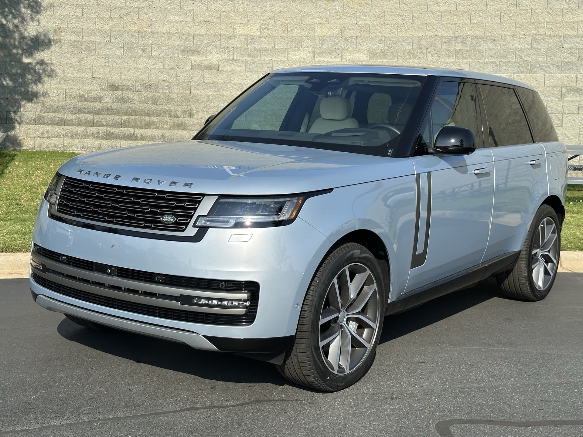 2025 Land Rover Range Rover SE — photo 1 of 33
