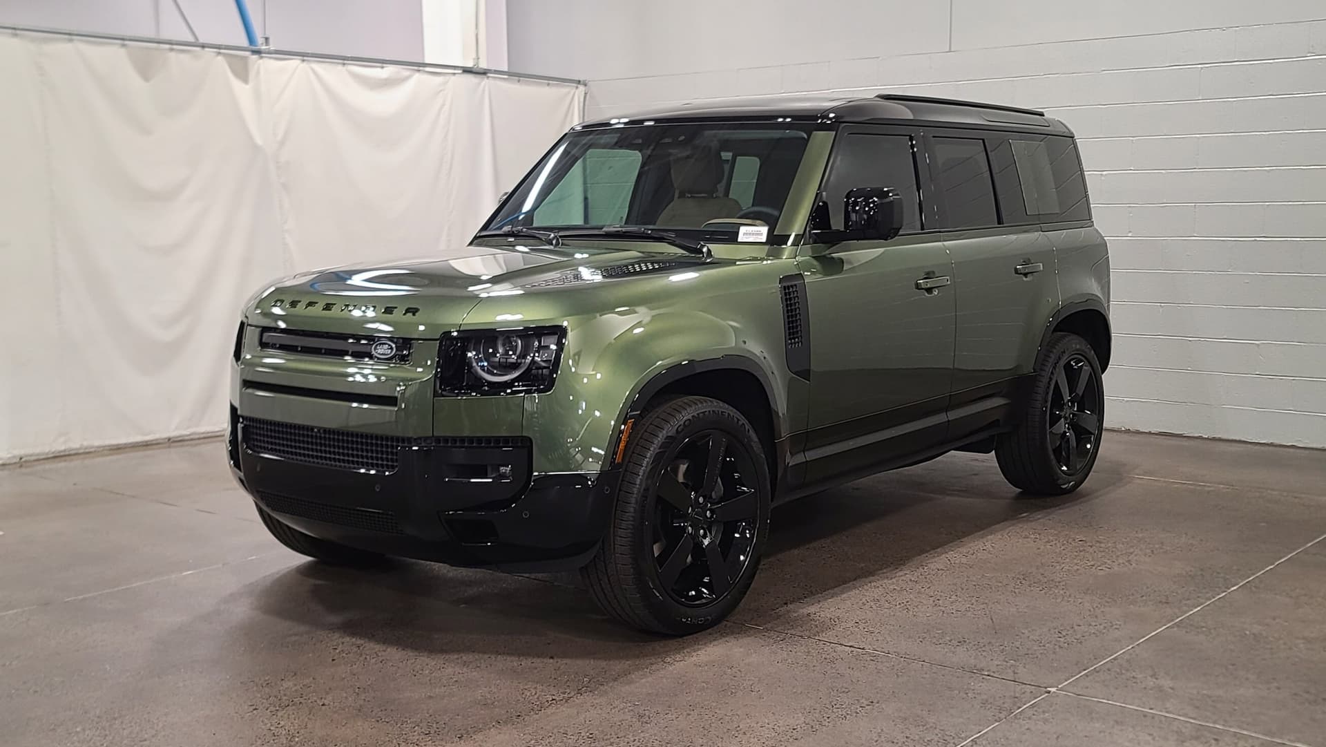2026 Land Rover Defender X-Dynamic SE — photo 1 of 21