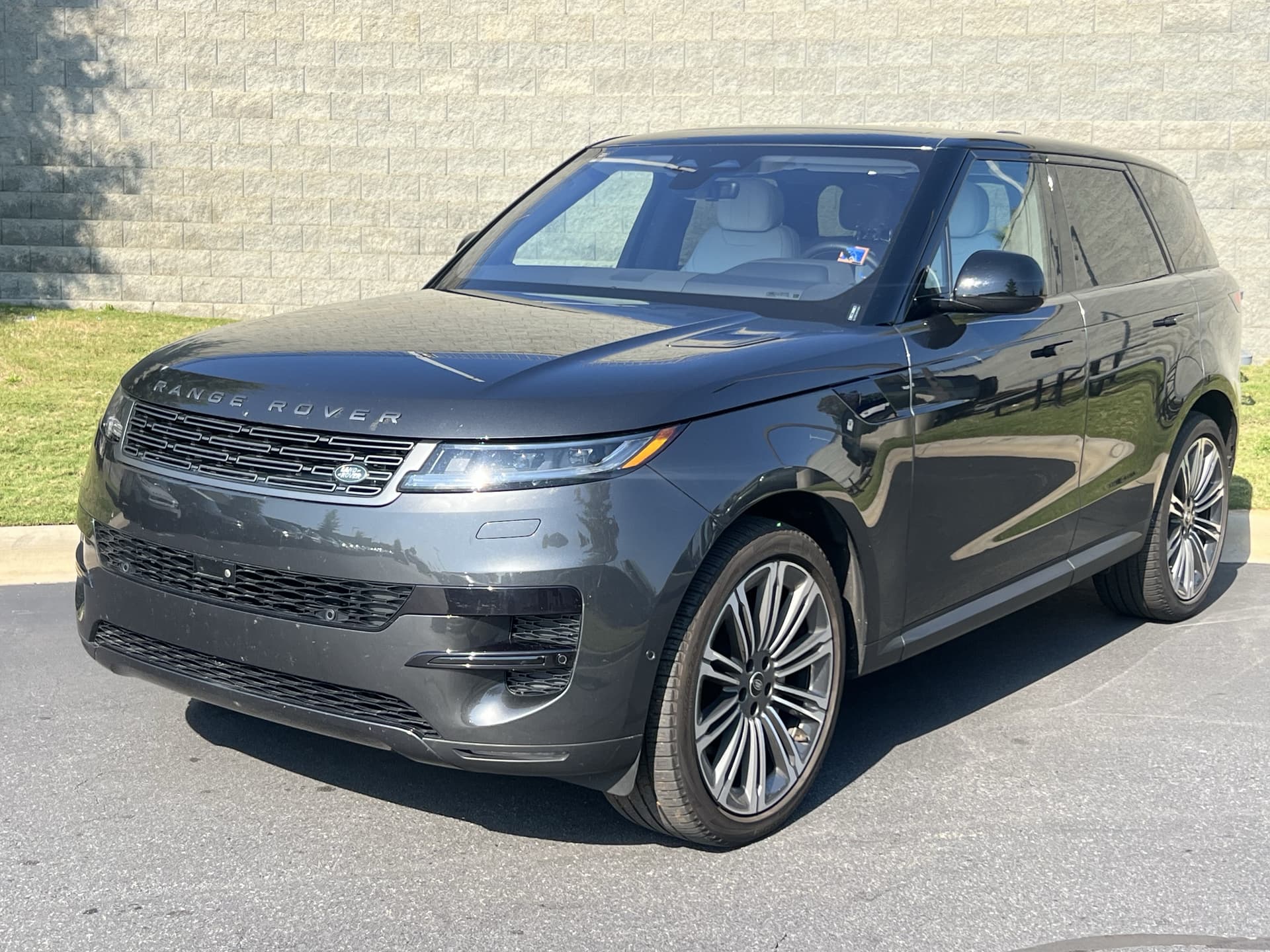 2023 Land Rover Range Rover Sport SE — photo 1 of 5