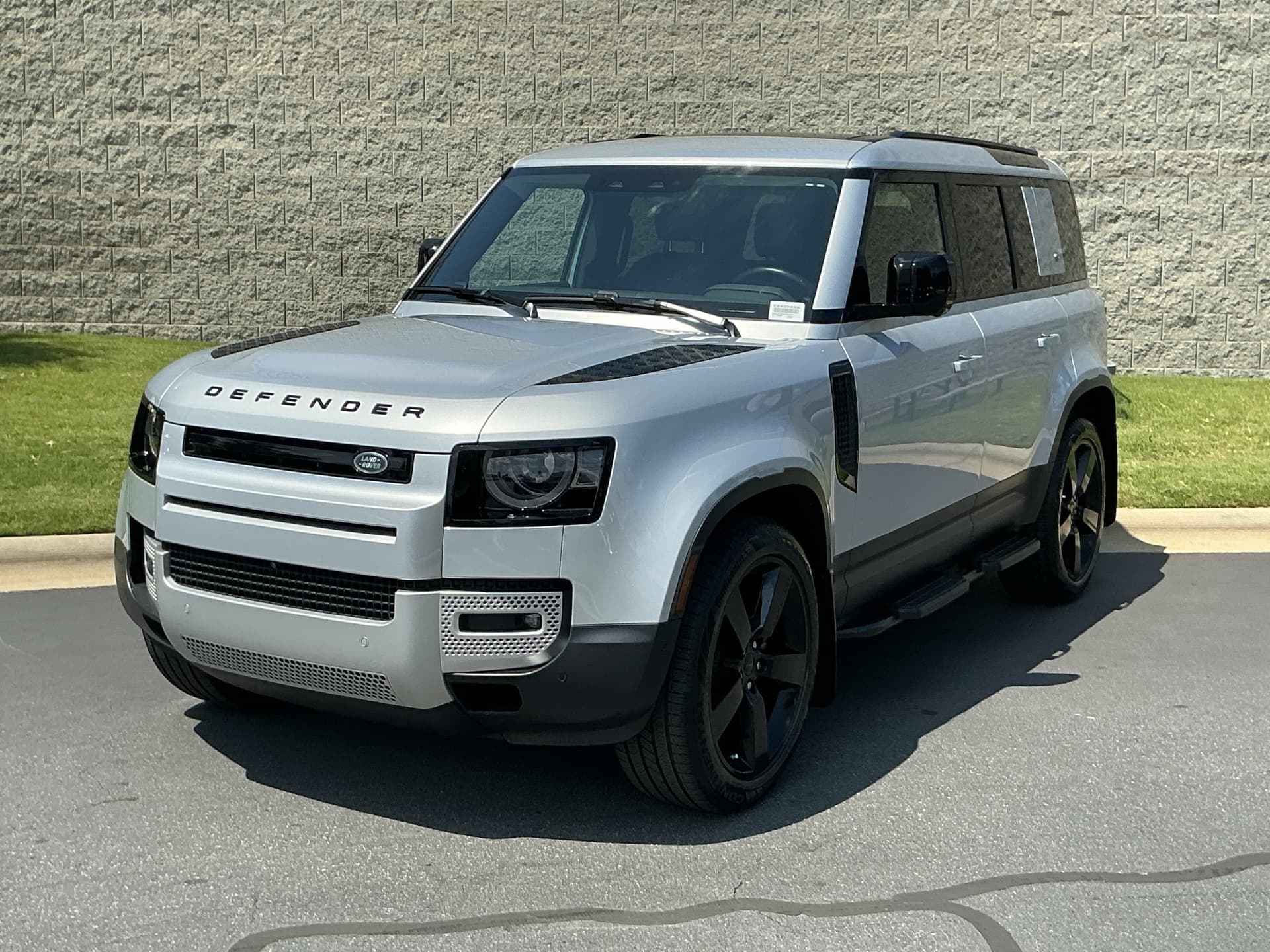 2024 Land Rover Defender S — photo 1 of 34