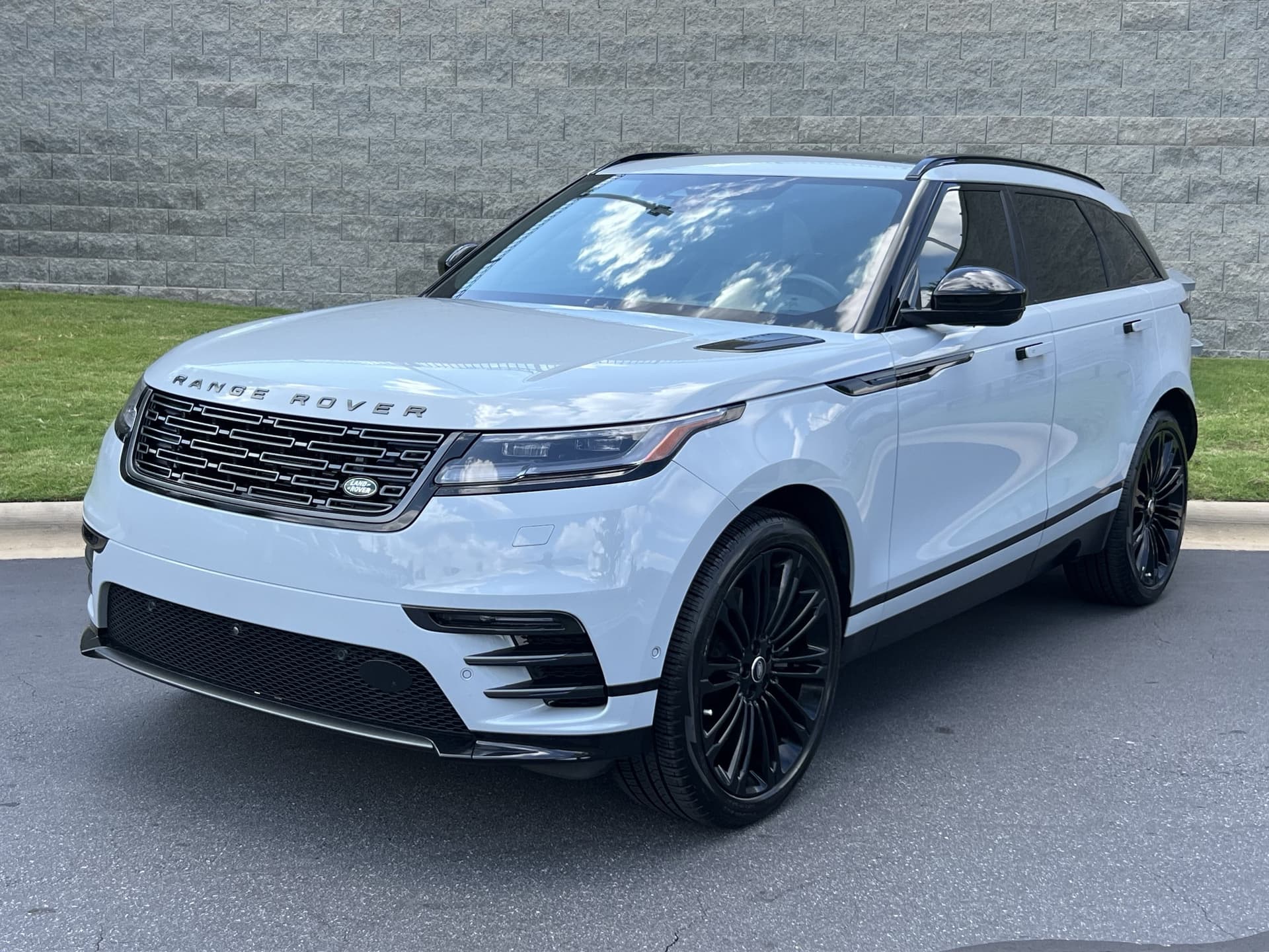 2026 Land Rover Range Rover Velar Dynamic SE — photo 1 of 33