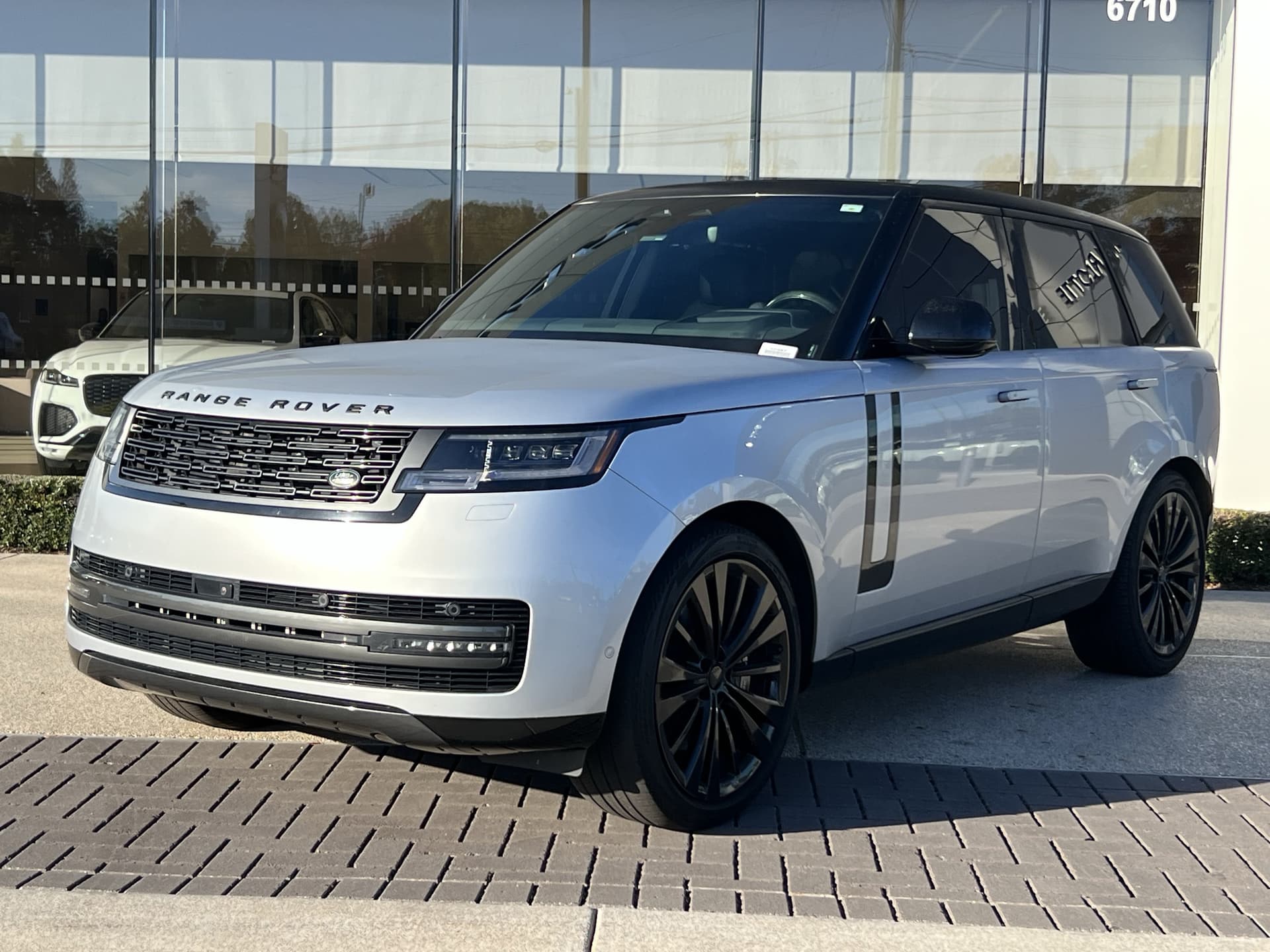 2024 Land Rover Range Rover SE — photo 1 of 36
