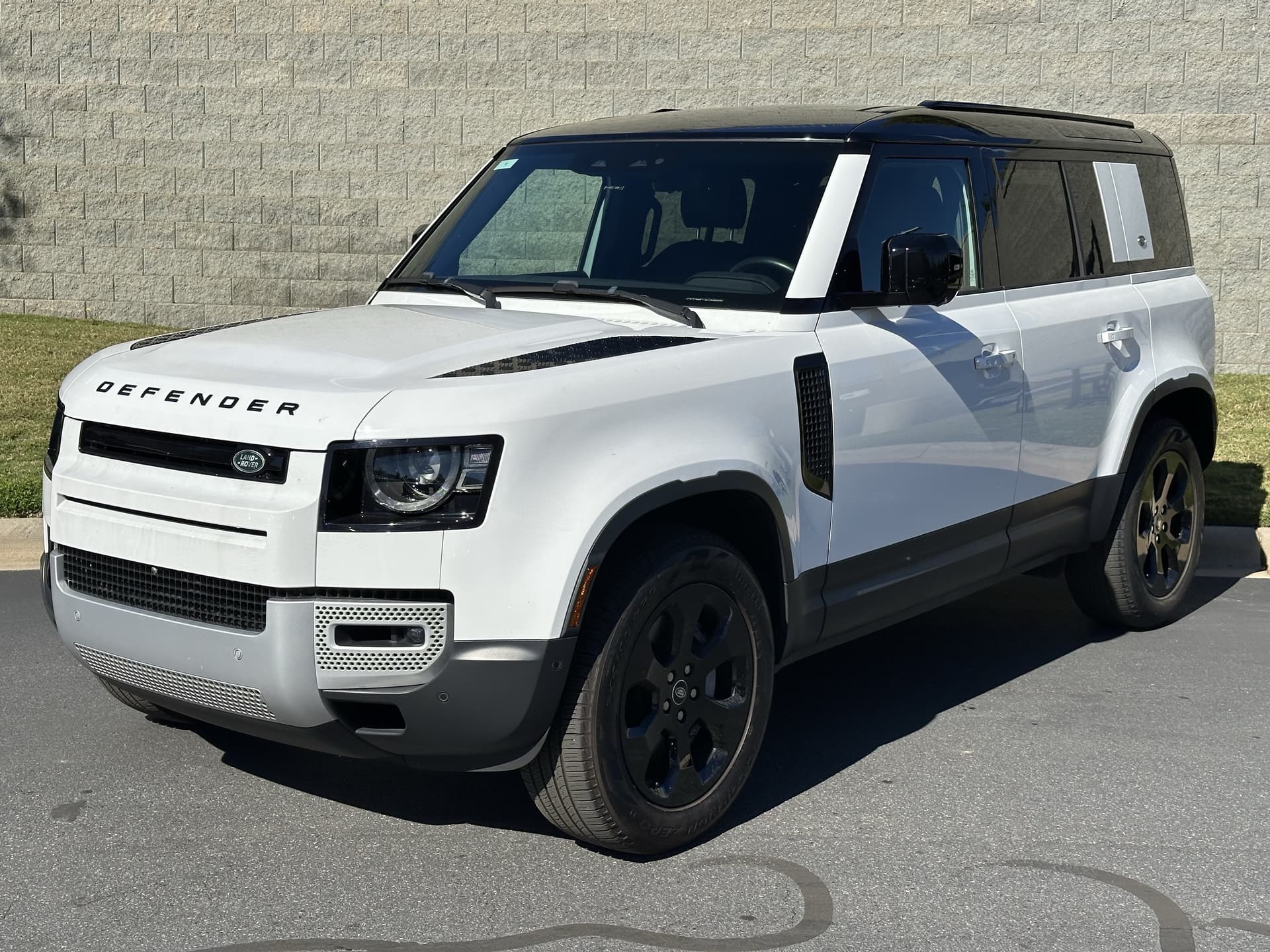 2024 Land Rover Defender S — photo 1 of 30