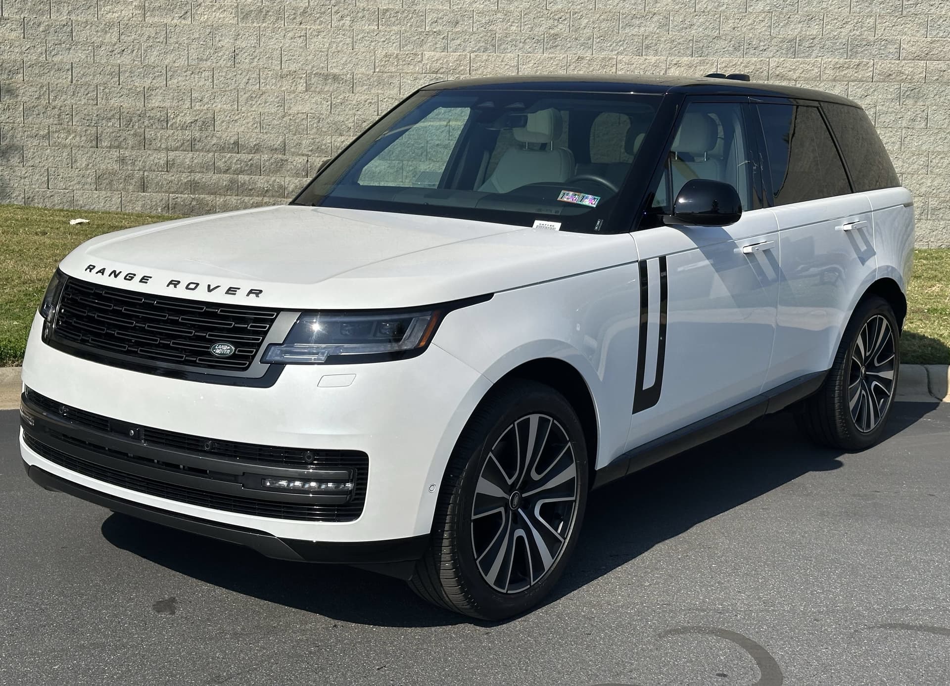 2025 Land Rover Range Rover SE — photo 1 of 34