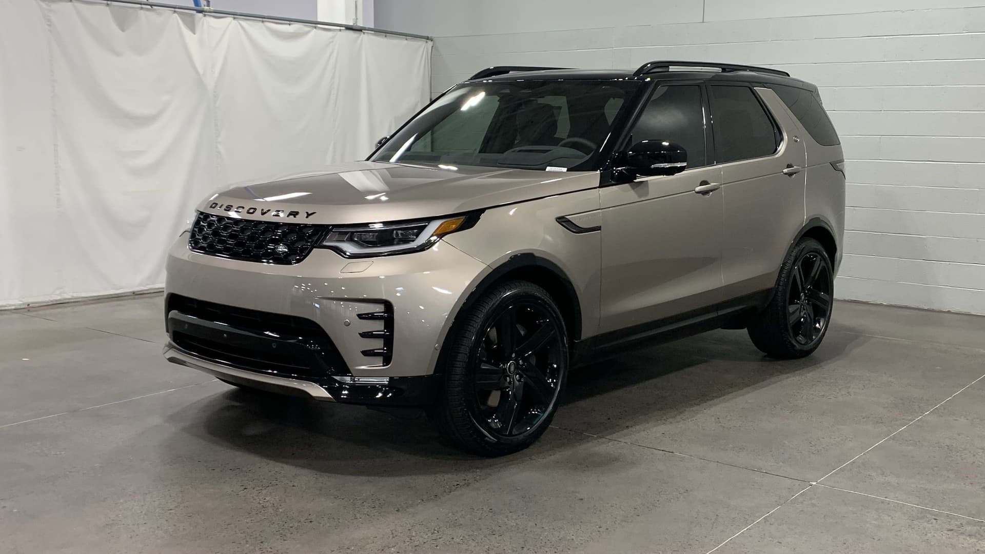 2025 Land Rover Discovery Dynamic SE — photo 1 of 19