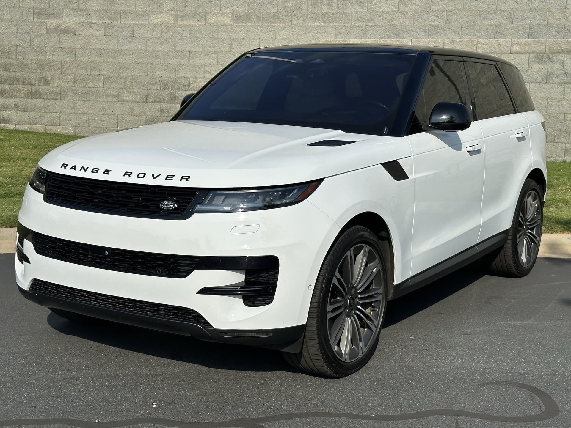 2023 Land Rover Range Rover Sport SE — photo 1 of 33