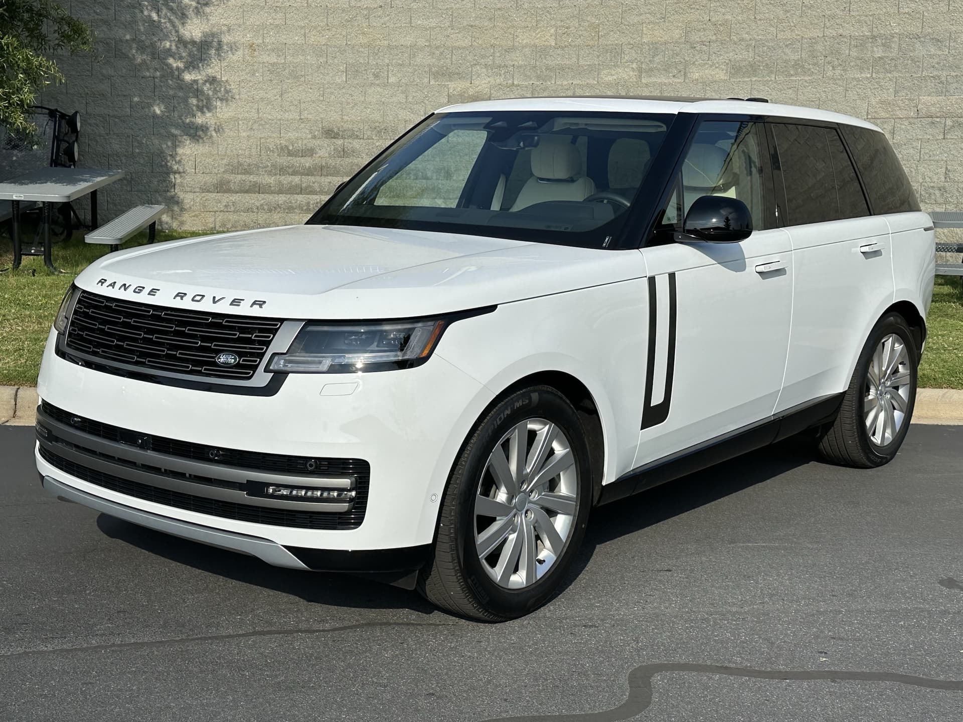 2025 Land Rover Range Rover SE — photo 1 of 33