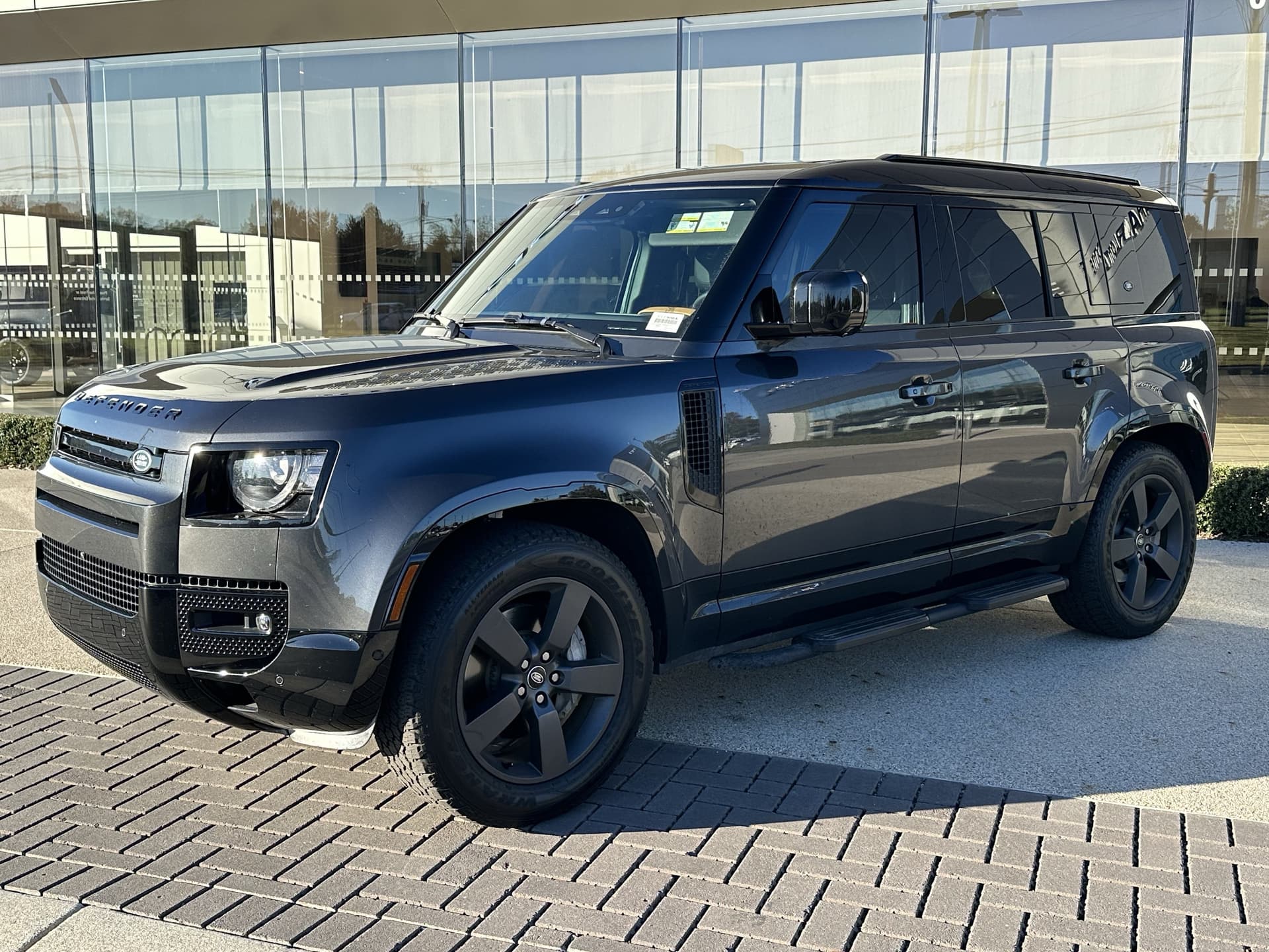 2024 Land Rover Defender X-Dynamic SE — photo 1 of 33