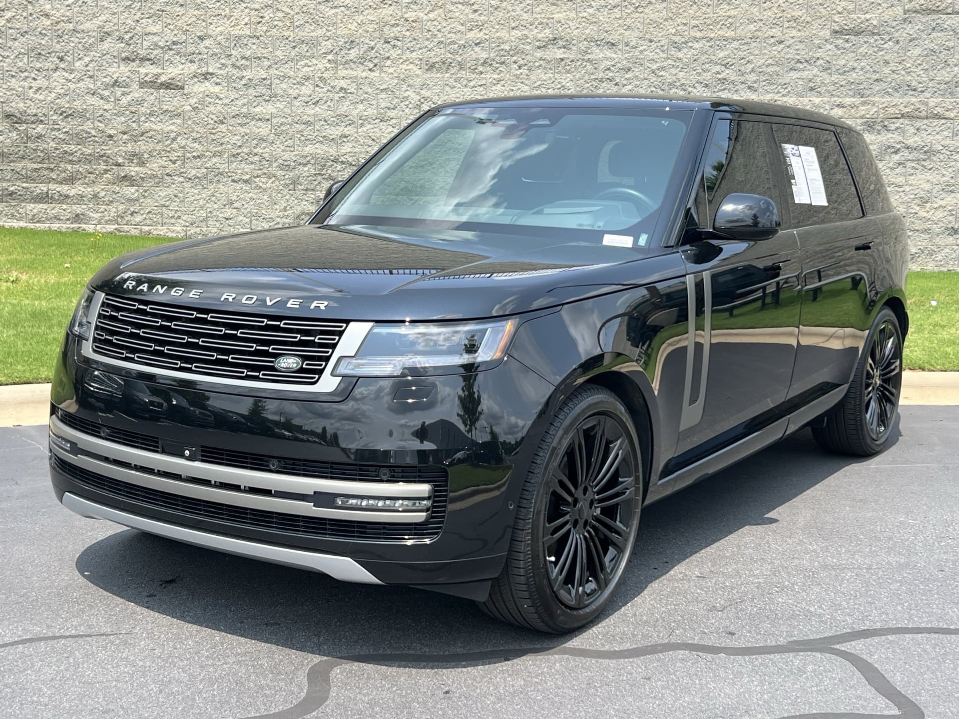 2024 Land Rover Range Rover SE — photo 1 of 37