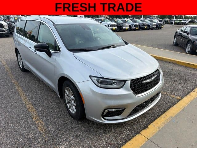 2024 Chrysler Pacifica Touring L — photo 1 of 12