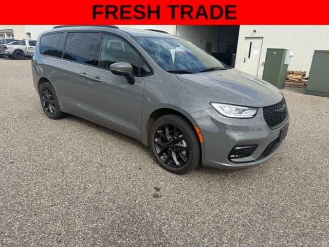 2023 Chrysler Pacifica Touring L — photo 1 of 22