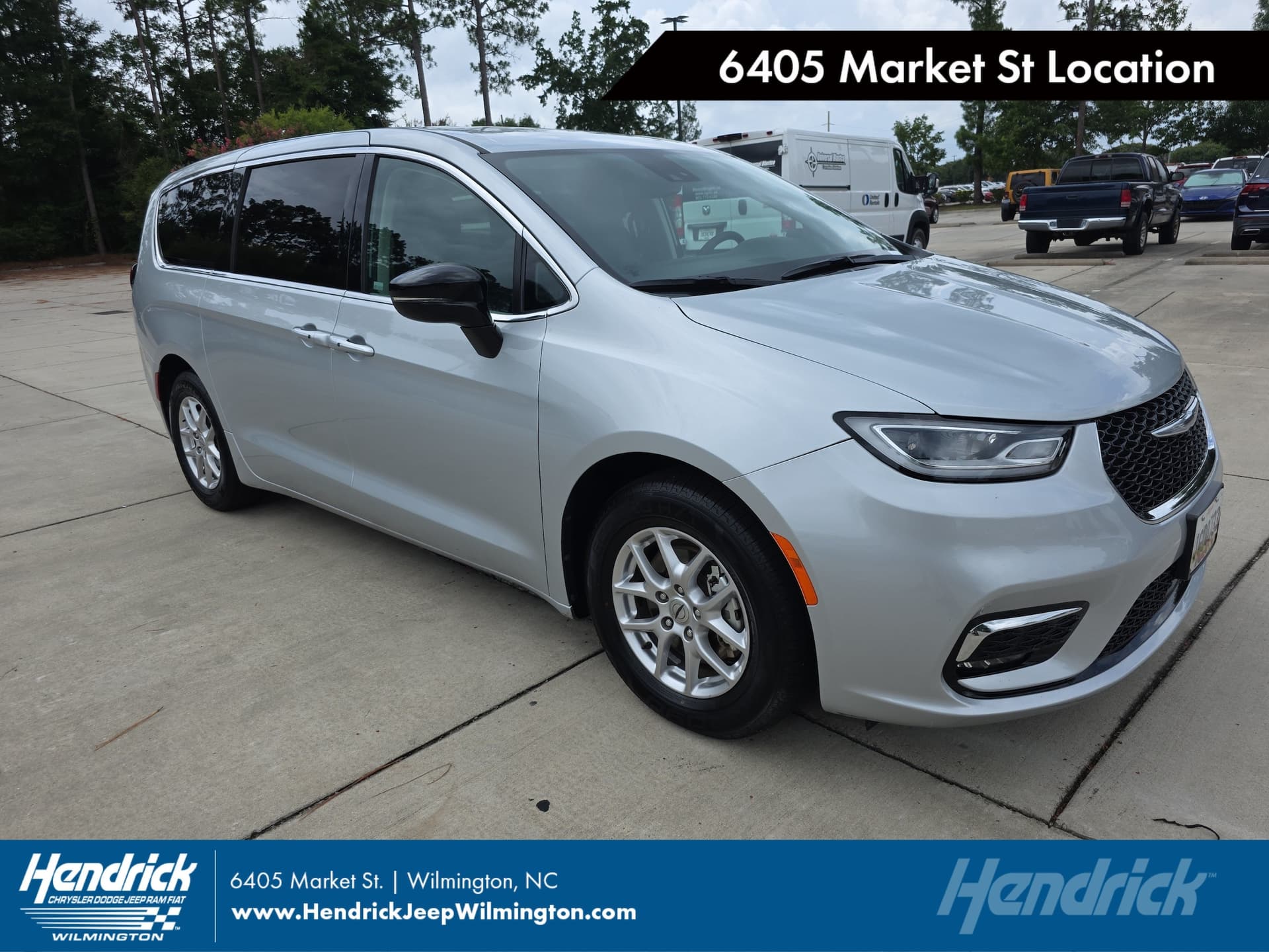 2024 Chrysler Pacifica Touring L — photo 1 of 36