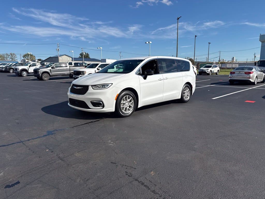 2025 Chrysler Pacifica Select — photo 1 of 12