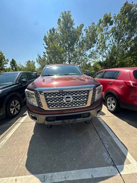 2017 Nissan Titan XD Platinum Reserve — photo 1 of 10