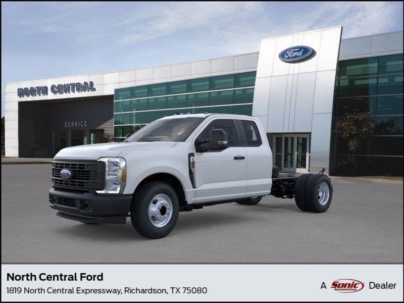 Foto de 2025 Ford F-350 Chassis F-350 XL