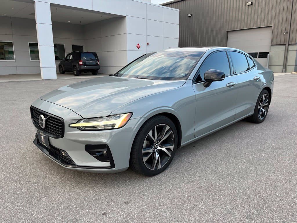 2024 Volvo S60 Core Dark Theme — photo 1 of 10