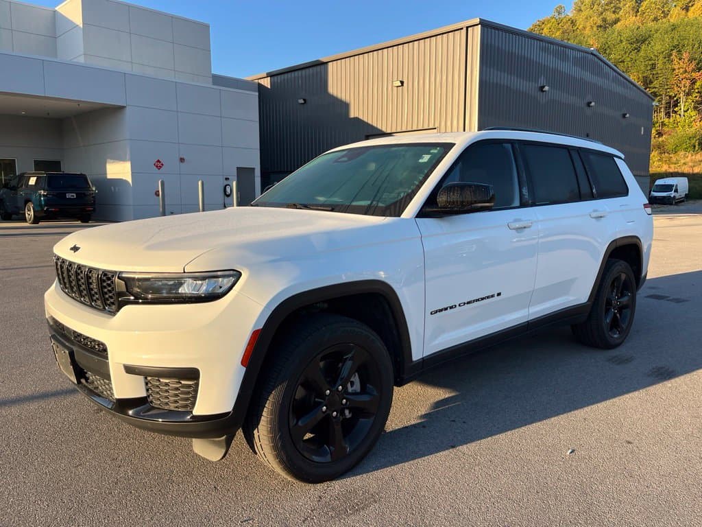 2024 Jeep Grand Cherokee L Altitude X — photo 1 of 13
