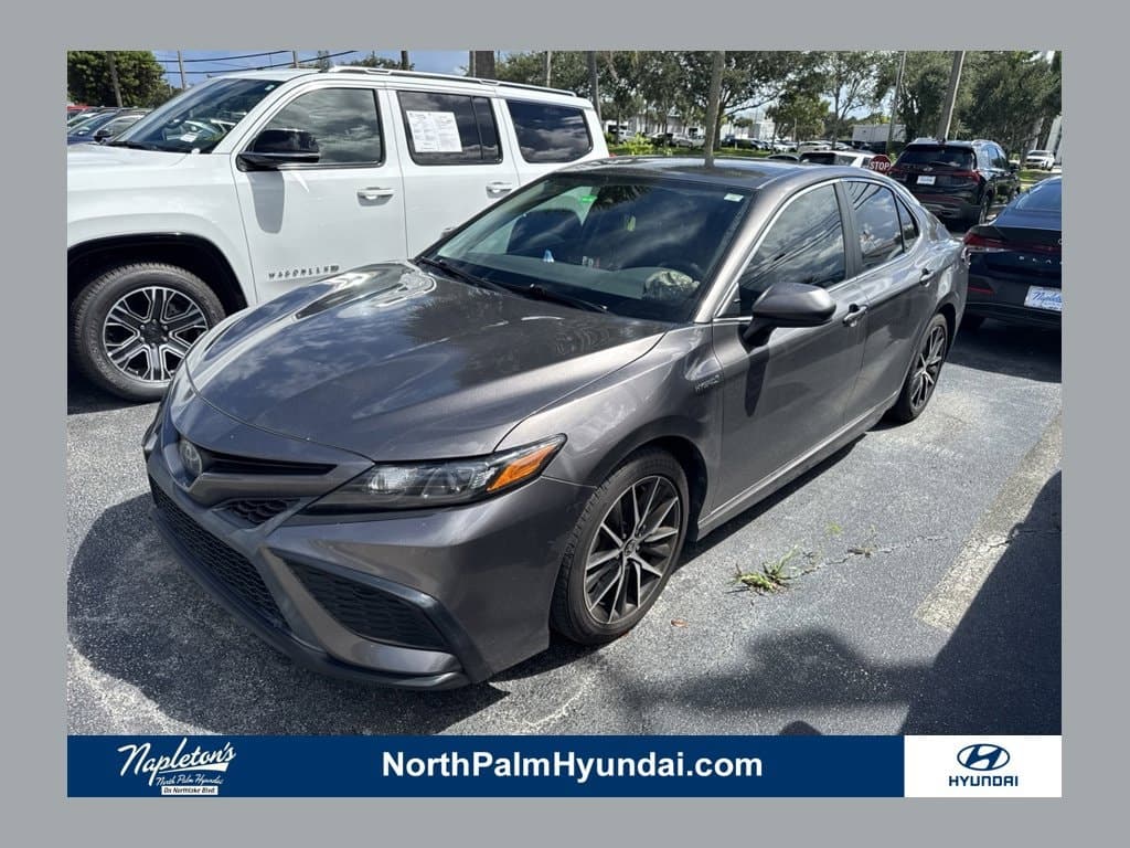 2021 Toyota Camry Hybrid SE — photo 1 of 7