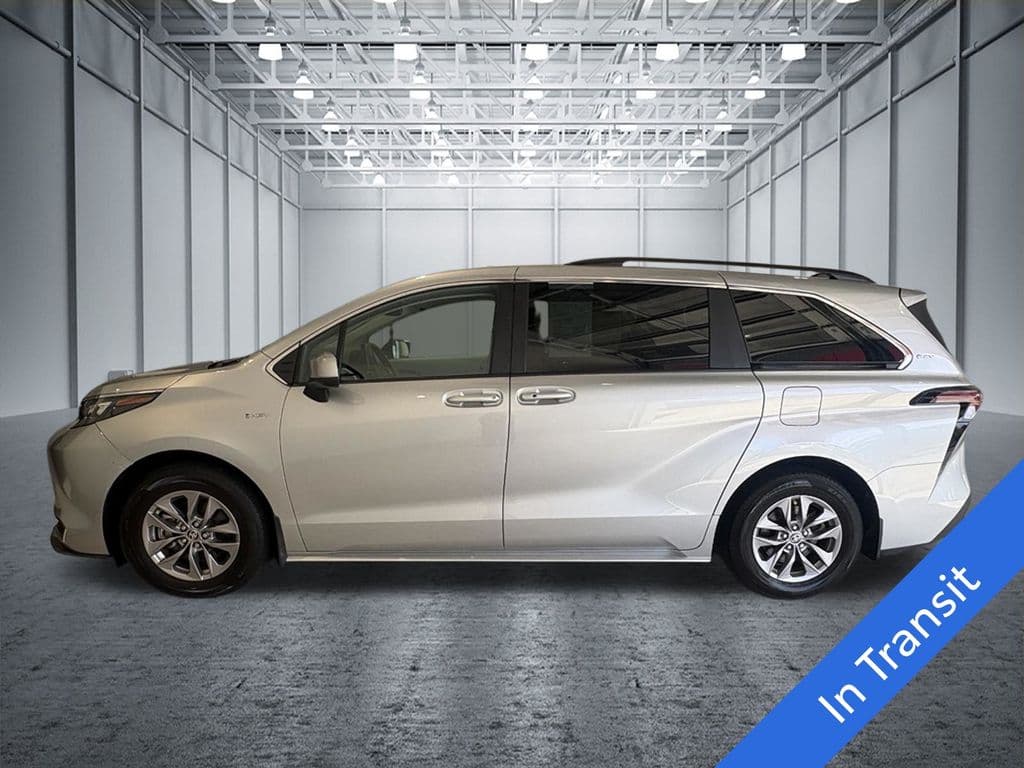 2025 Toyota Sienna LE — photo 1 of 26