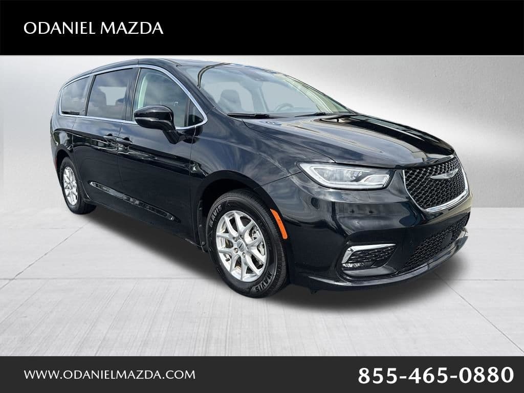 2024 Chrysler Pacifica Touring L — photo 1 of 16