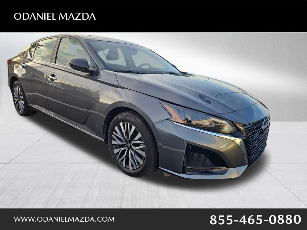 2025 Nissan Altima SV — photo 1 of 2