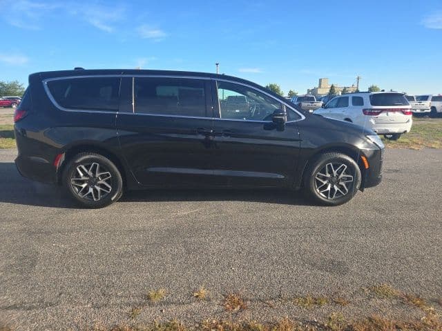 2027 Chrysler Pacifica Limited — photo 1 of 24