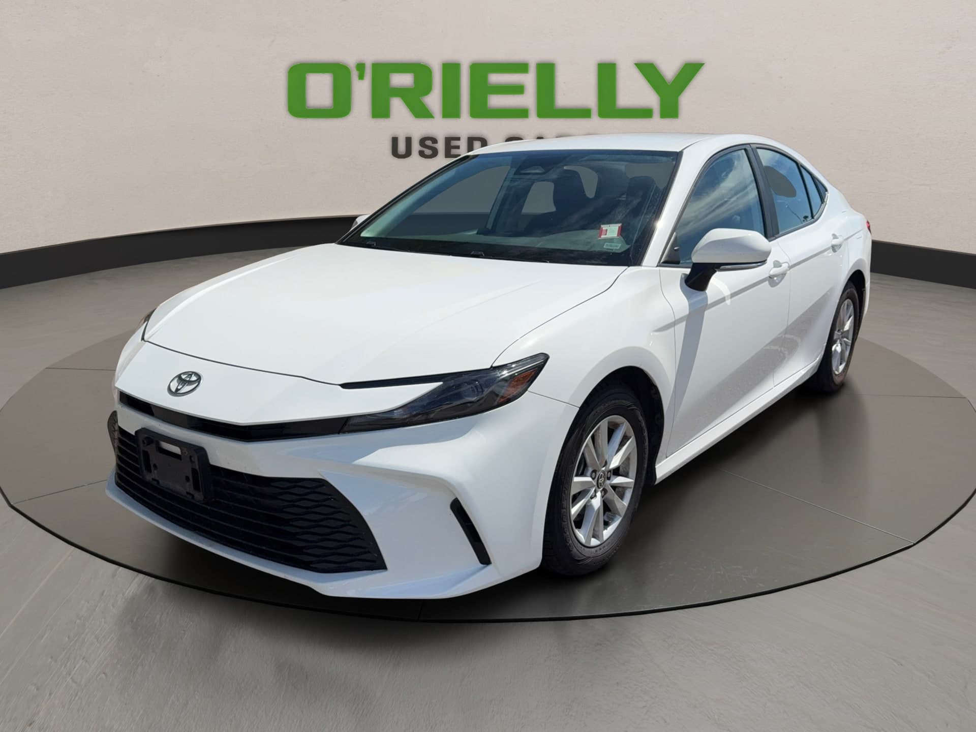 2025 Toyota Camry LE — photo 1 of 18