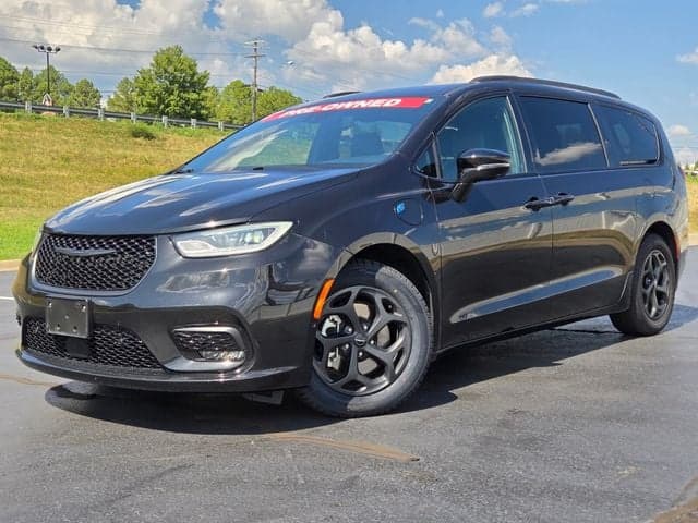 2024 Chrysler Pacifica Hybrid Select — photo 1 of 33