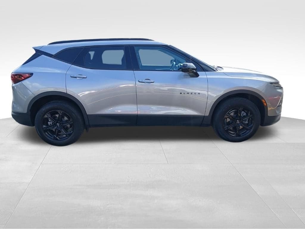 2023 Chevrolet Blazer LT w/2LT — photo 1 of 9
