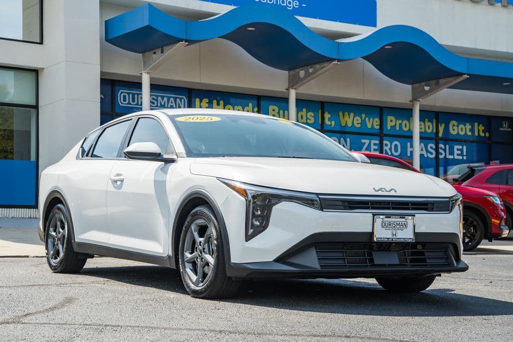 2025 Kia K4 LXS — photo 1 of 38