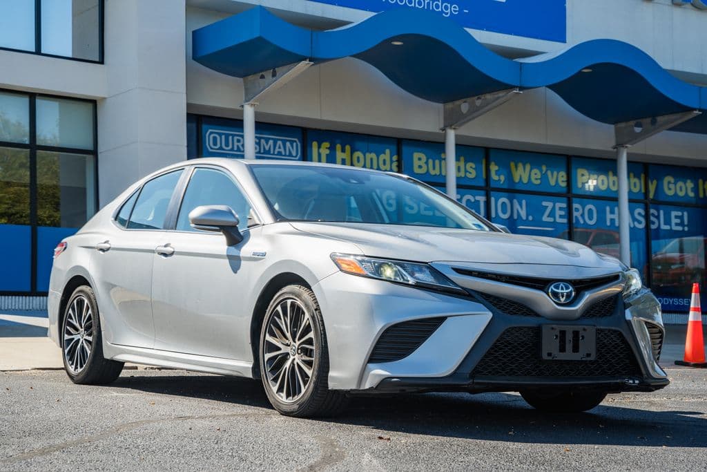 2020 Toyota Camry Hybrid SE — photo 1 of 41