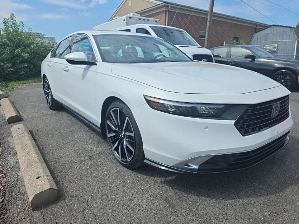 2024 Honda Accord Hybrid Touring — photo 1 of 10