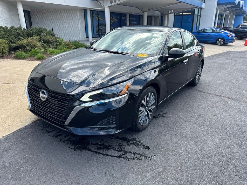 2025 Nissan Altima SV — photo 1 of 10