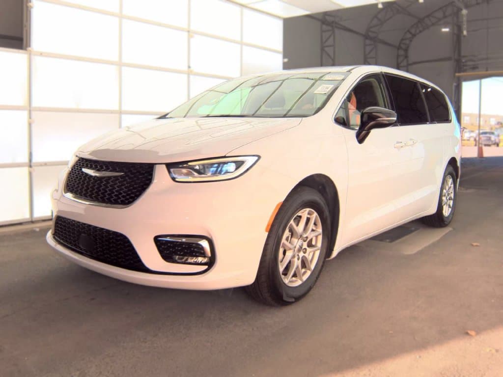2024 Chrysler Pacifica Touring L — photo 1 of 6
