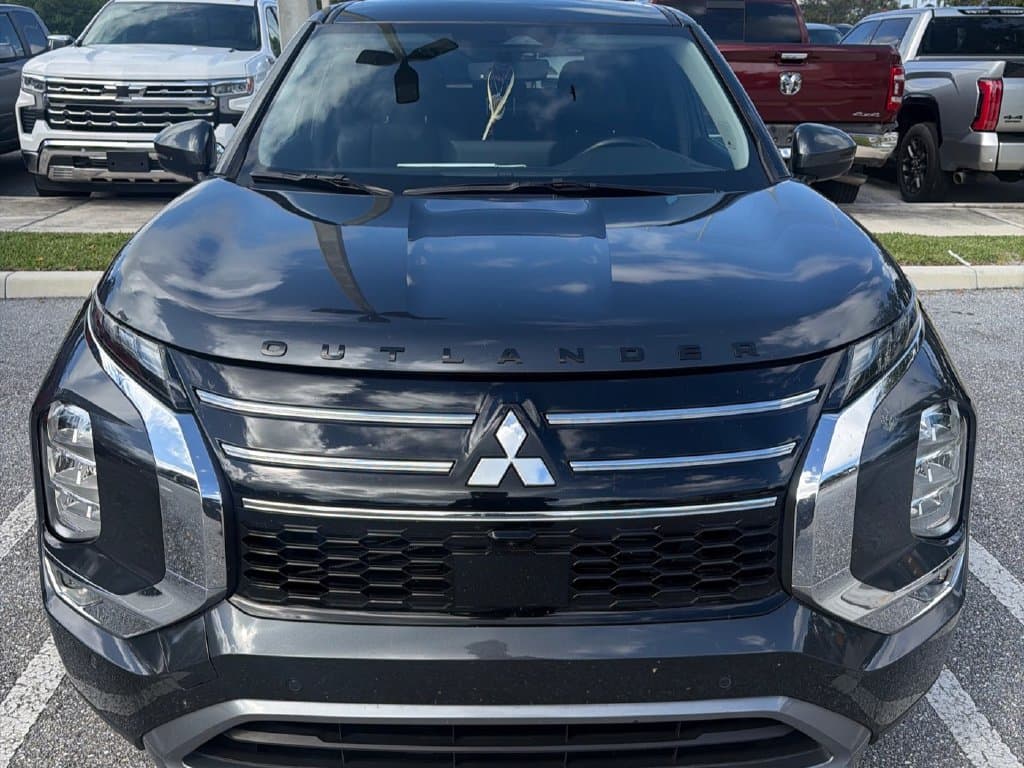 2025 Mitsubishi Outlander SE — photo 1 of 3