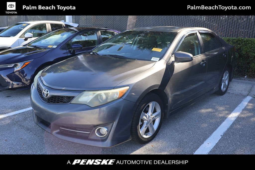 2014 Toyota Camry SE — photo 1 of 8