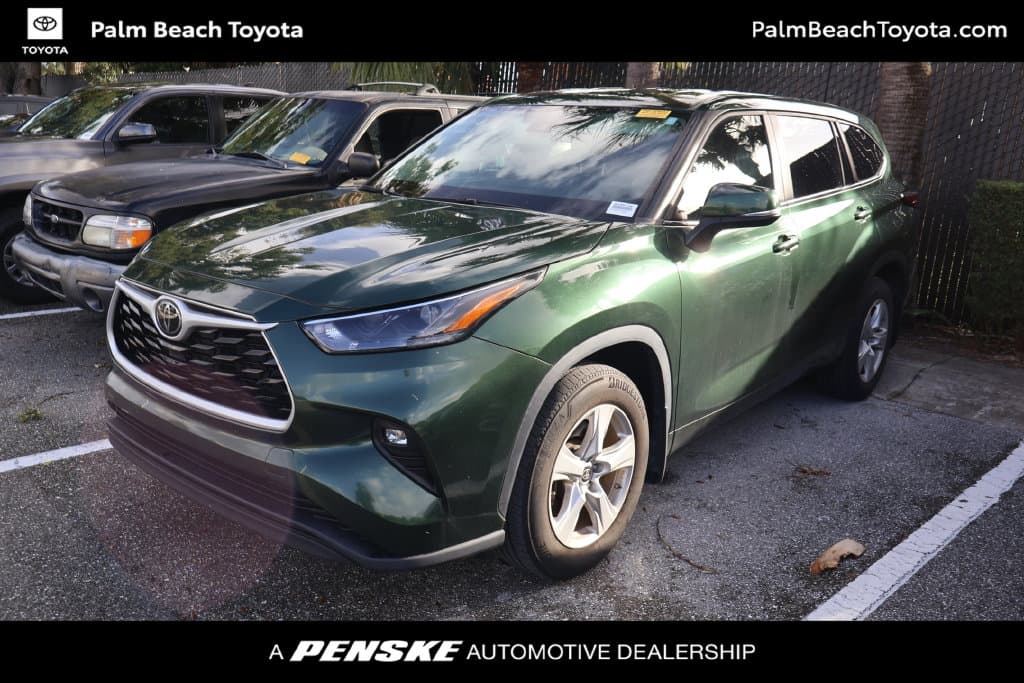 2024 Toyota Highlander LE — photo 1 of 8