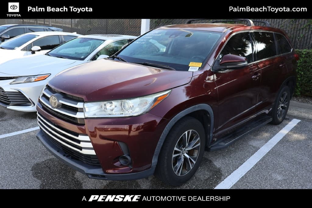2018 Toyota Highlander LE — photo 1 of 8