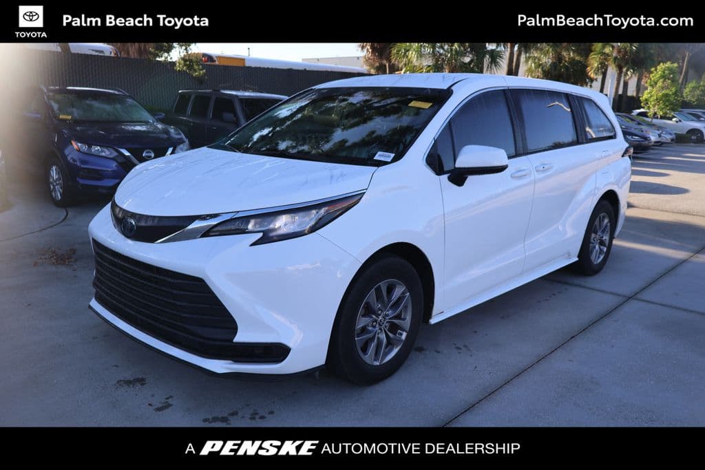 2023 Toyota Sienna LE — photo 1 of 8