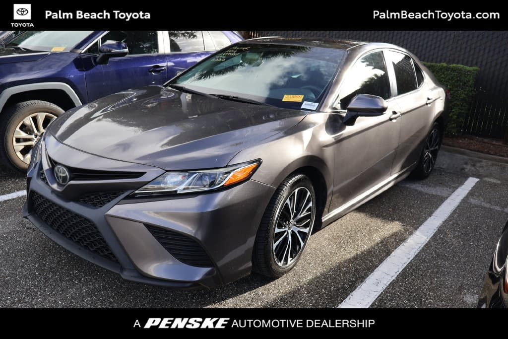2020 Toyota Camry SE — photo 1 of 8