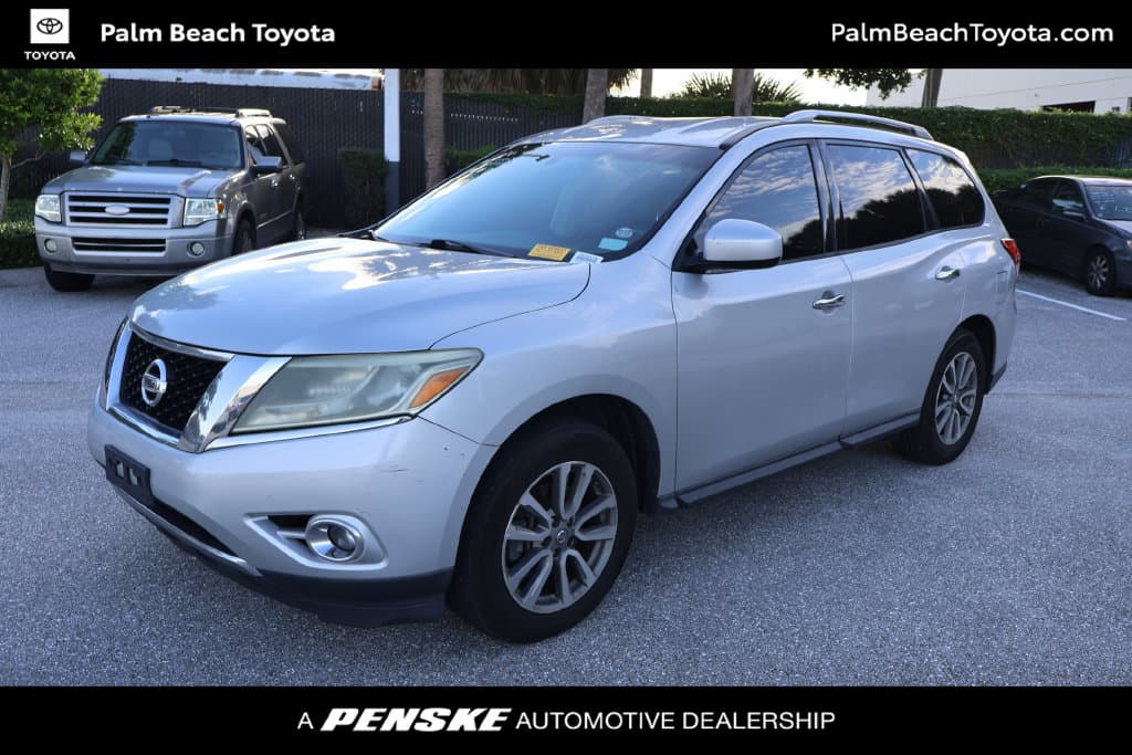 2016 Nissan Pathfinder SV — photo 1 of 8