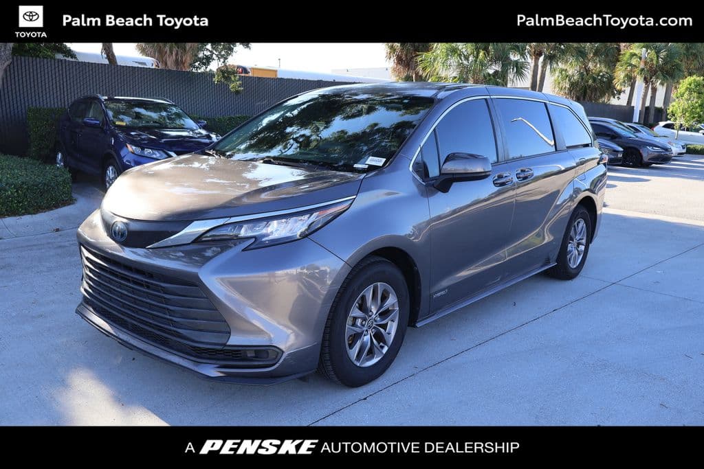 2021 Toyota Sienna LE — photo 1 of 8