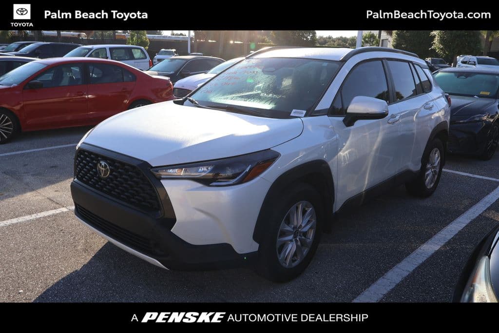 2024 Toyota Corolla Cross LE — photo 1 of 8