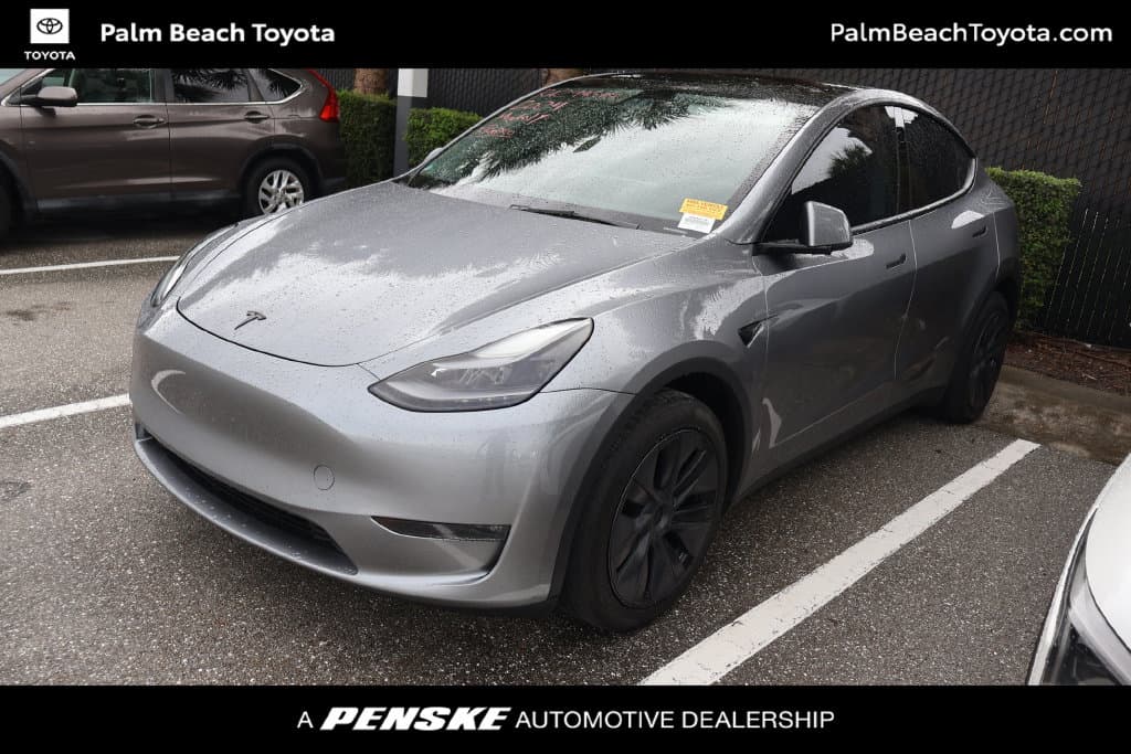 2024 Tesla Model Y Long Range — photo 1 of 8