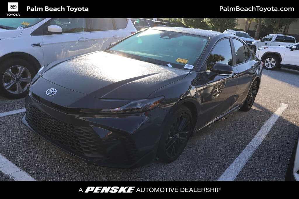 2025 Toyota Camry SE — photo 1 of 8