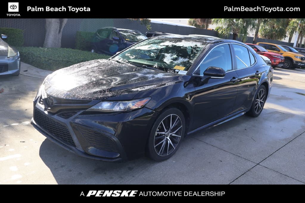 2022 Toyota Camry SE — photo 1 of 8
