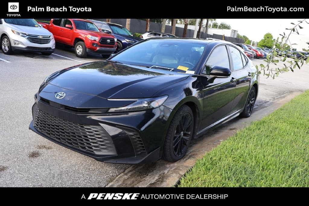 2025 Toyota Camry SE — photo 1 of 8